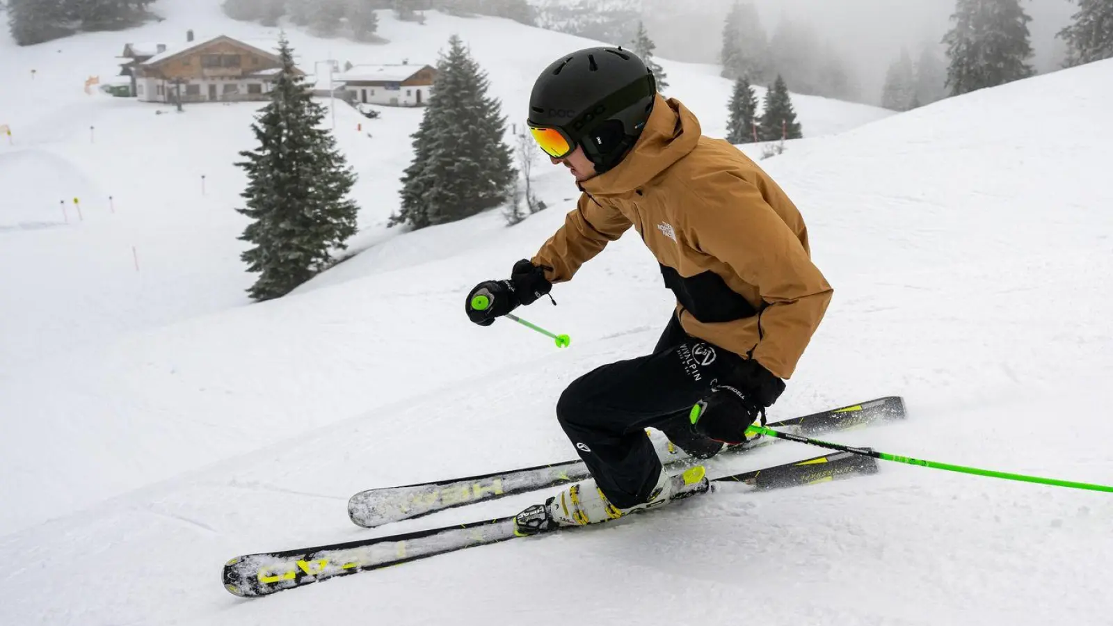 Mit vollem Fokus die Piste runter: Nicht nur Muskeln und Herz-Kreislauf-System sind beim Skifahren gefragt - auch das Gehirn muss einiges leisten.  (Foto: Benjamin Nolte/dpa-tmn)