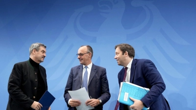 CDU-Chef Merz, SPD-Chef Klingbeil und CSU-Chef Söder loben am Morgen danach ihre eigenen Beschlüsse. (Foto: Michael Kappeler/dpa)