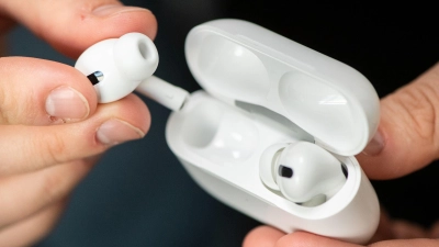 Um unerwünschte Tracking-Warnungen nach dem Ausleihen von AirPods zu beseitigen, sollte der vorherige Besitzer die Kopfhörer von seiner Apple-ID und der „Wo ist?“-App entfernen sowie die AirPods zurücksetzen. (Foto: Franziska Gabbert/dpa-tmn)