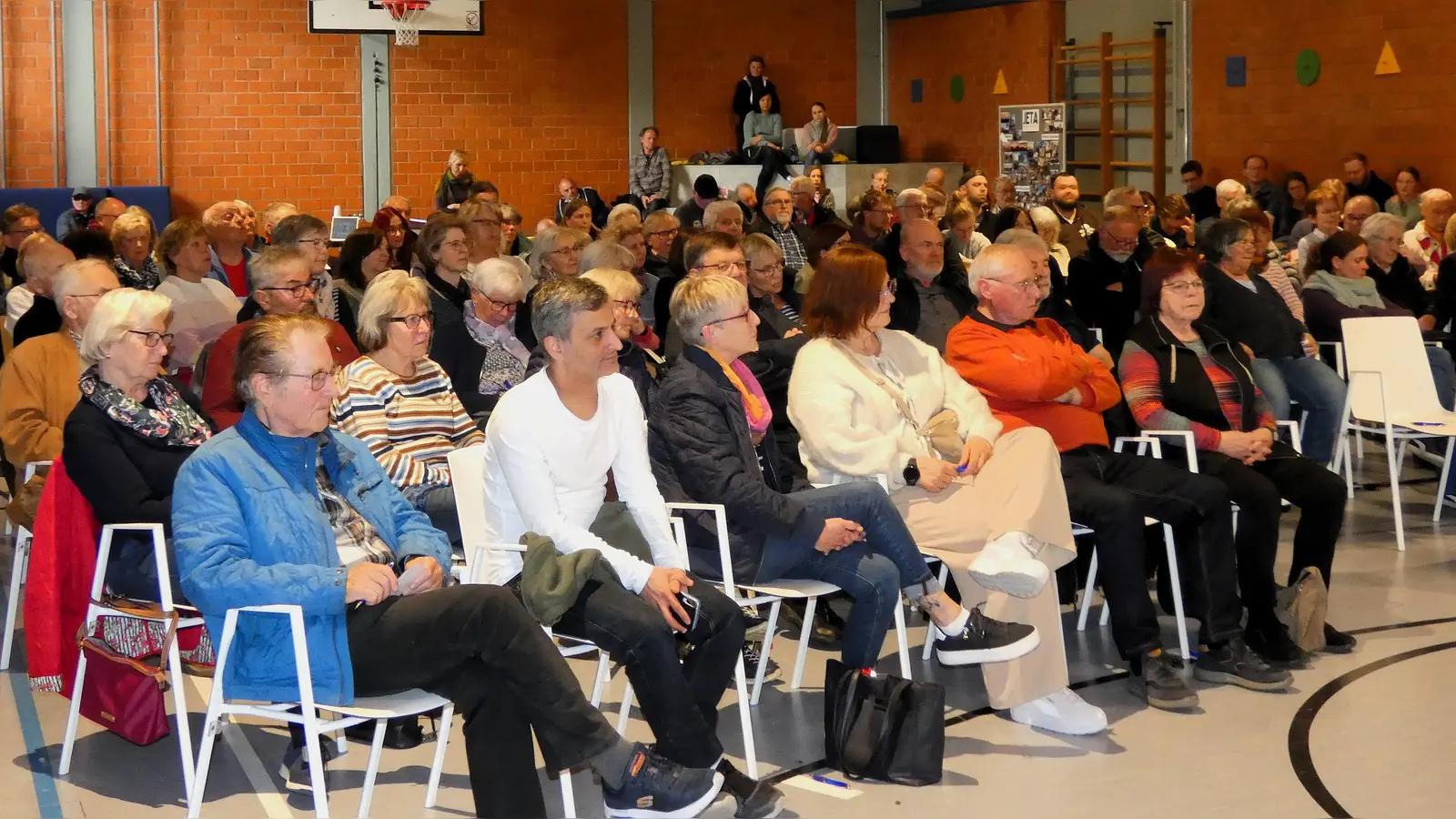 Das Interesse am Film war sehr groß: Mehr als 100 Zuschauerinnen und Zuschauer waren der Einladung der Dokumentarfilmgruppe und der Stadt gefolgt und zum Filmfrühling an den Campus gekommen. (Foto: Karl-Heinz Gisbertz)