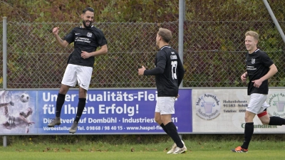 Abgehoben: Emre Hacialiogullari jubelt über seinen 1:0-Siegtreffer für Dombühl. (Foto: Martin Rügner)