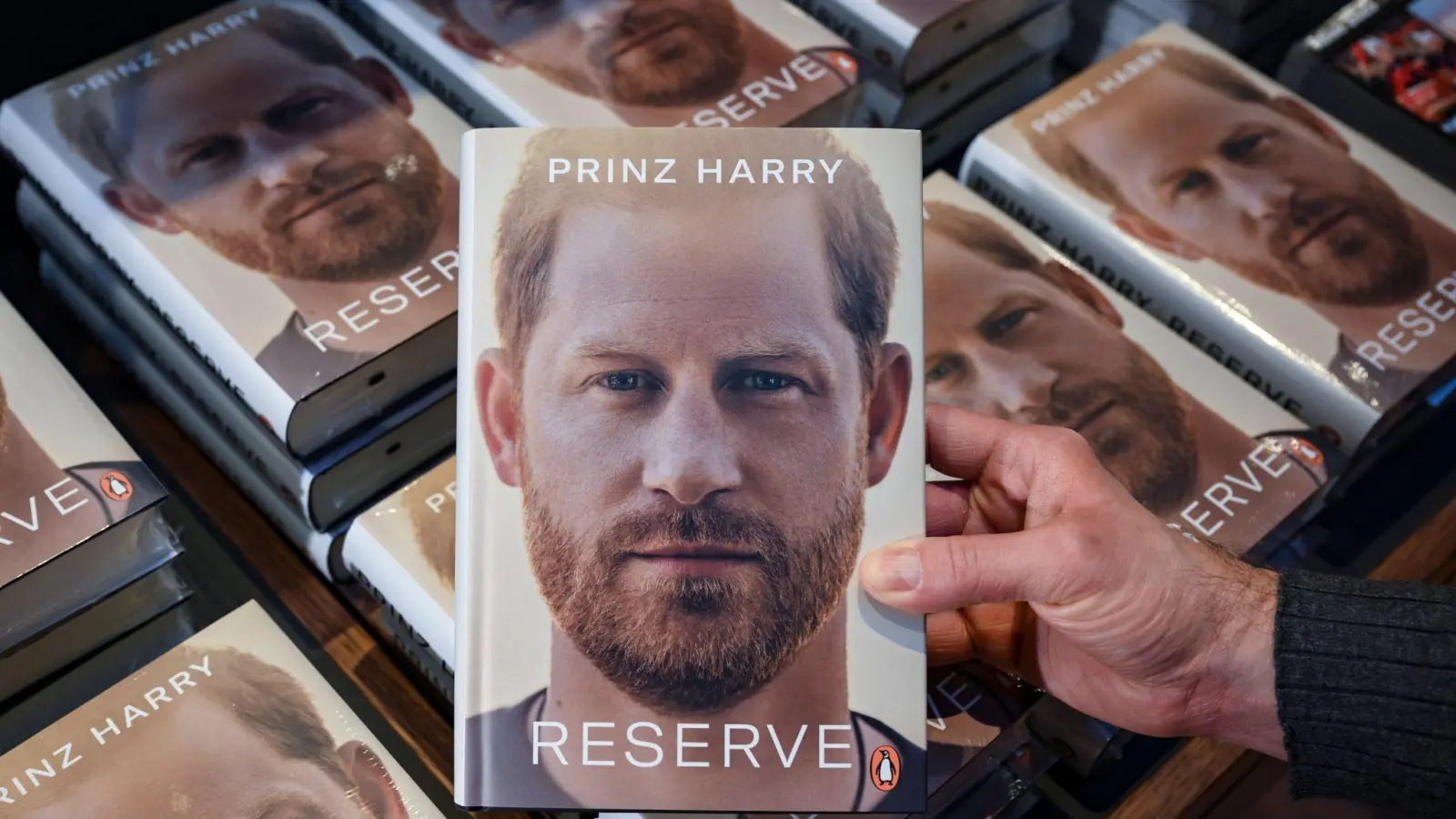 „Reserve“, die Biografie von Prinz Harry liegt zum Verkauf bereit. (Foto: Jens Kalaene/dpa)