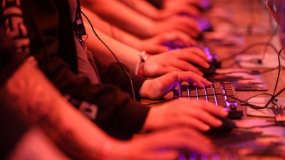 Computerspieler testen „World of Warcraft“ bei der Gamescom 2025. (Archivbild) (Foto: Oliver Berg/dpa)