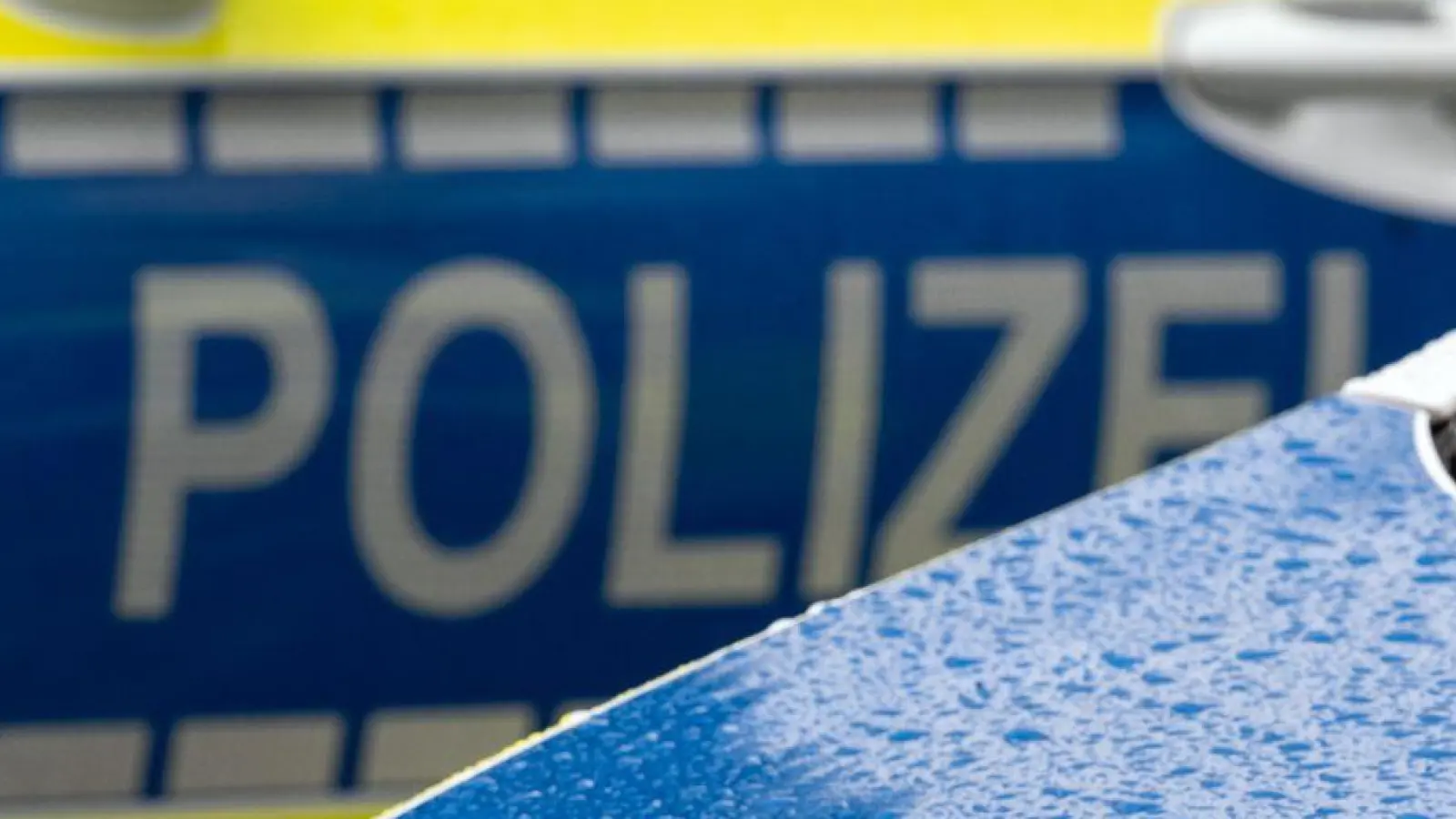 In Niederbayern stieß die Polizei bei einer Durchsuchung auf eine mutmaßlich echte Kanone.(Symbolbild) (Foto: Soeren Stache/dpa)