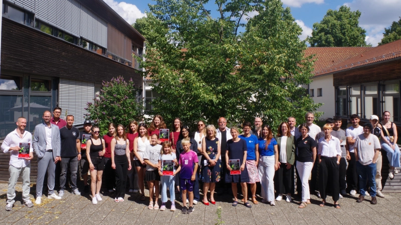 Tobias Mildner, Vorstandsmitglied der Sparkasse, (Zweiter von links) mit den Lehrerinnen und Lehrern und Schülerinnen und Schülern der teilnehmenden Schulen FOS/BOS Triesdorf, BSZ Ansbach, Valentin-Ickelsamer-Mittelschule, GMS Bechhofen, Oskar-von-Miller-Realschule Rothenburg und Friedrich-Güll-Schule Ansbach.<br>  (Foto: Jannic Hofmuth)