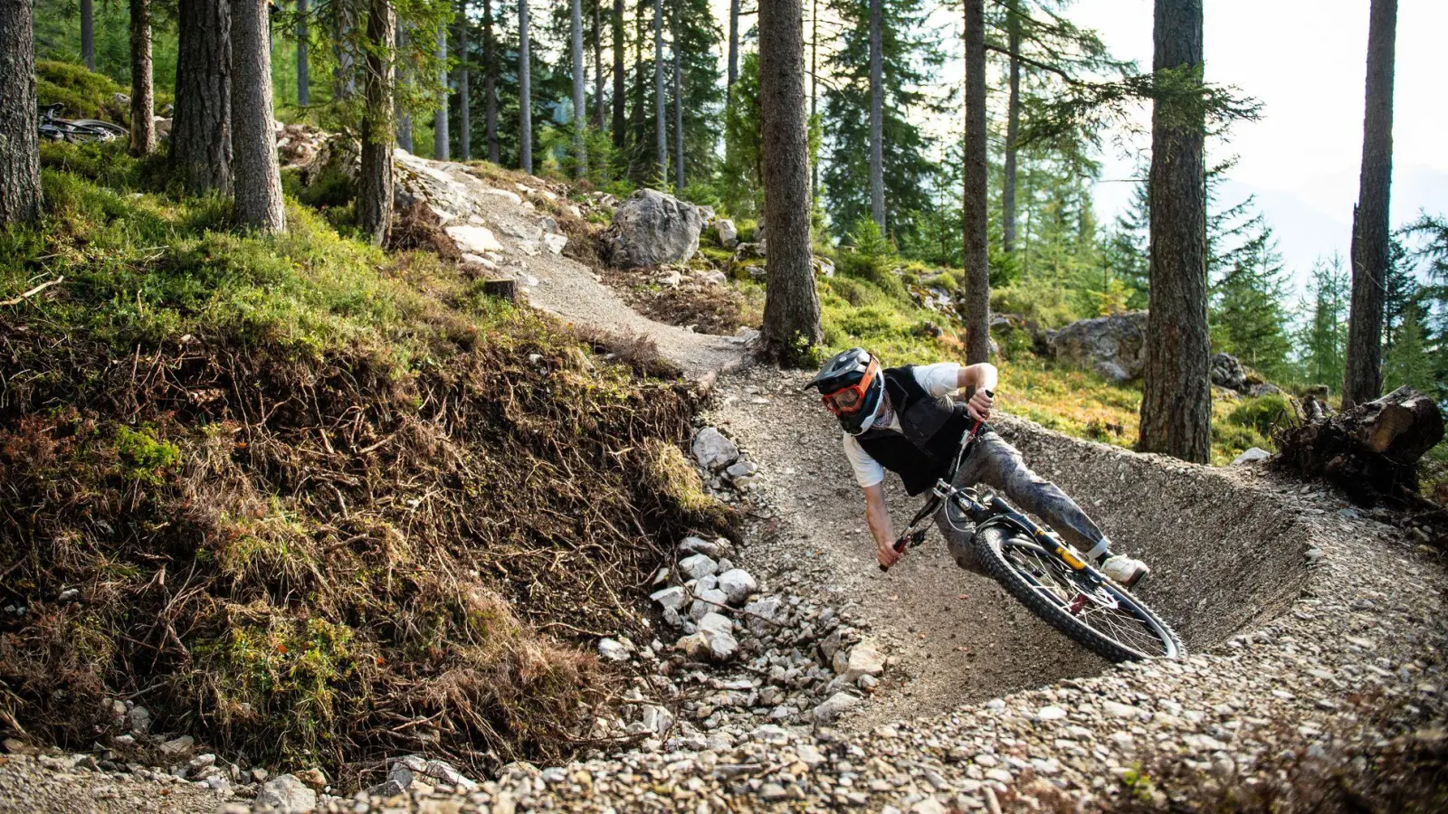 Der Bikepark Zugspitze bietet drei Trails mit knapp einen bis gut vier Kilometer Länge und unterschiedlichen Schwierigkeiten. (Foto: Nikola Radovic/Tiroler Zugspitz Arena/dpa-tmn)