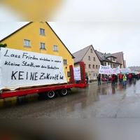 Protestzug zum Rathaus: Vom strömenden Regen ließen sich etwa 200 Bürgerinnen und Bürger Leutershausen im Mai 2019 nicht abhalten, der Bürgermeisterin sehr deutlich ihre Meinung zu sagen. (Archivbild: Jim Albright)