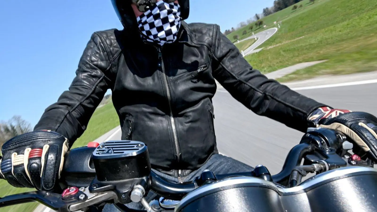 Das Beste auf dem Weg: Auf der App Streckenheld teilen Biker Tipps und Informationen zu Straßen und Highlights auf der Route. (Foto: Felix Kästle/dpa)