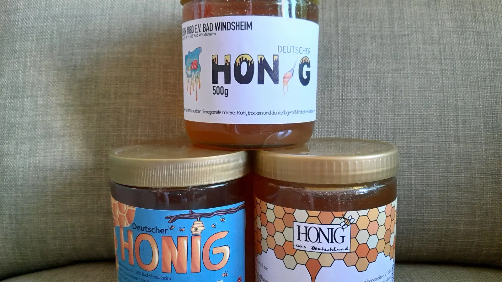 Insgesamt hatten 50 Schüler einen Etiketten-Entwurf gestaltet. Davon haben es nun drei auf die Honiggläser geschafft. (Foto: Andrea Billenstein)