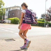 Mehr Bewegung statt viel sitzen: Schon der Weg zur Schule zu Fuß oder mit dem Rad kann helfen, Rückenproblemen vorzubeugen. (Foto: Christin Klose/dpa-tmn)