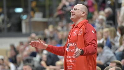 Muss nach der hohen Niederlage in Coburg einiges aufarbeiten: Rothenburgs Trainer<br>Valentin Akushka. (Foto: Martin Rügner)