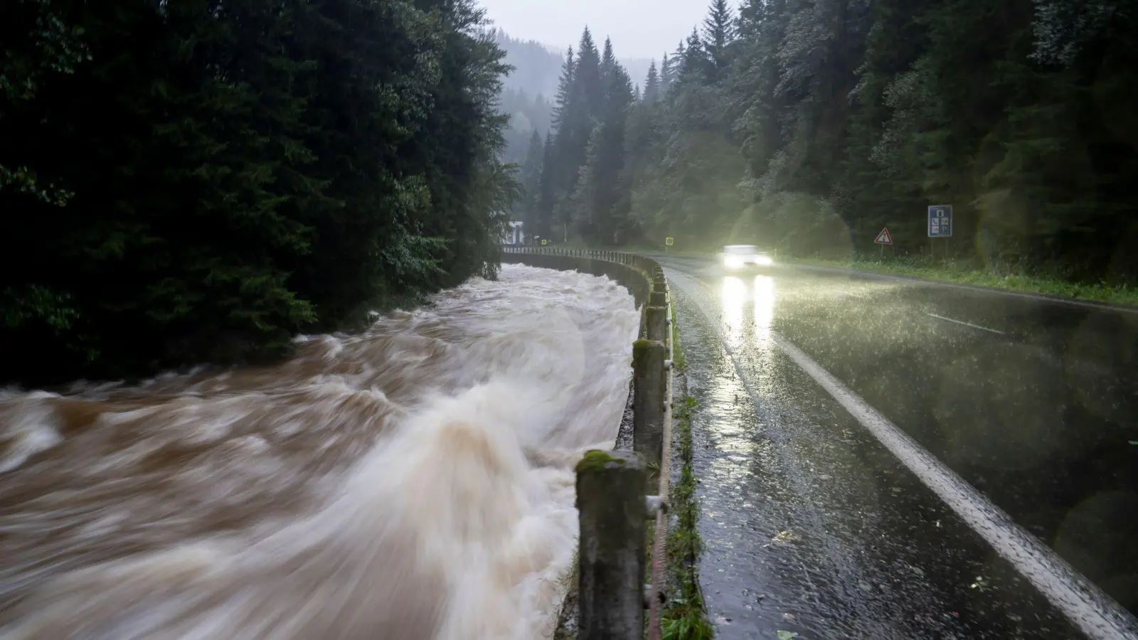 Die Elbe bei Vrchlabi im Riesengebirge ist nach dem Dauerregen zu einem reißenden Fluss geworden. (zu dpa: «Hochwasser in Tschechien: Tausende werden evakuiert») (Foto: Deml Ond�ej)