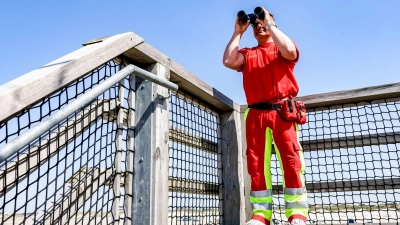 Bei der Arbeit im nordfriesischen St. Peter-Ording: Sven Guse ist Sanitäter sowie Strömungs- und Wasserretter. (Foto: Axel Heimken/dpa)