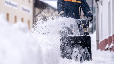 Wer für Winterdienste wie Räumen, Streuen oder Eiszapfen-Beseitigung Dienstleister beauftragt, kann die Kosten dafür regelmäßig von der Steuer absetzen.  (Foto: Kristin Schmidt/dpa-Zentralbild/dpa-tmn)