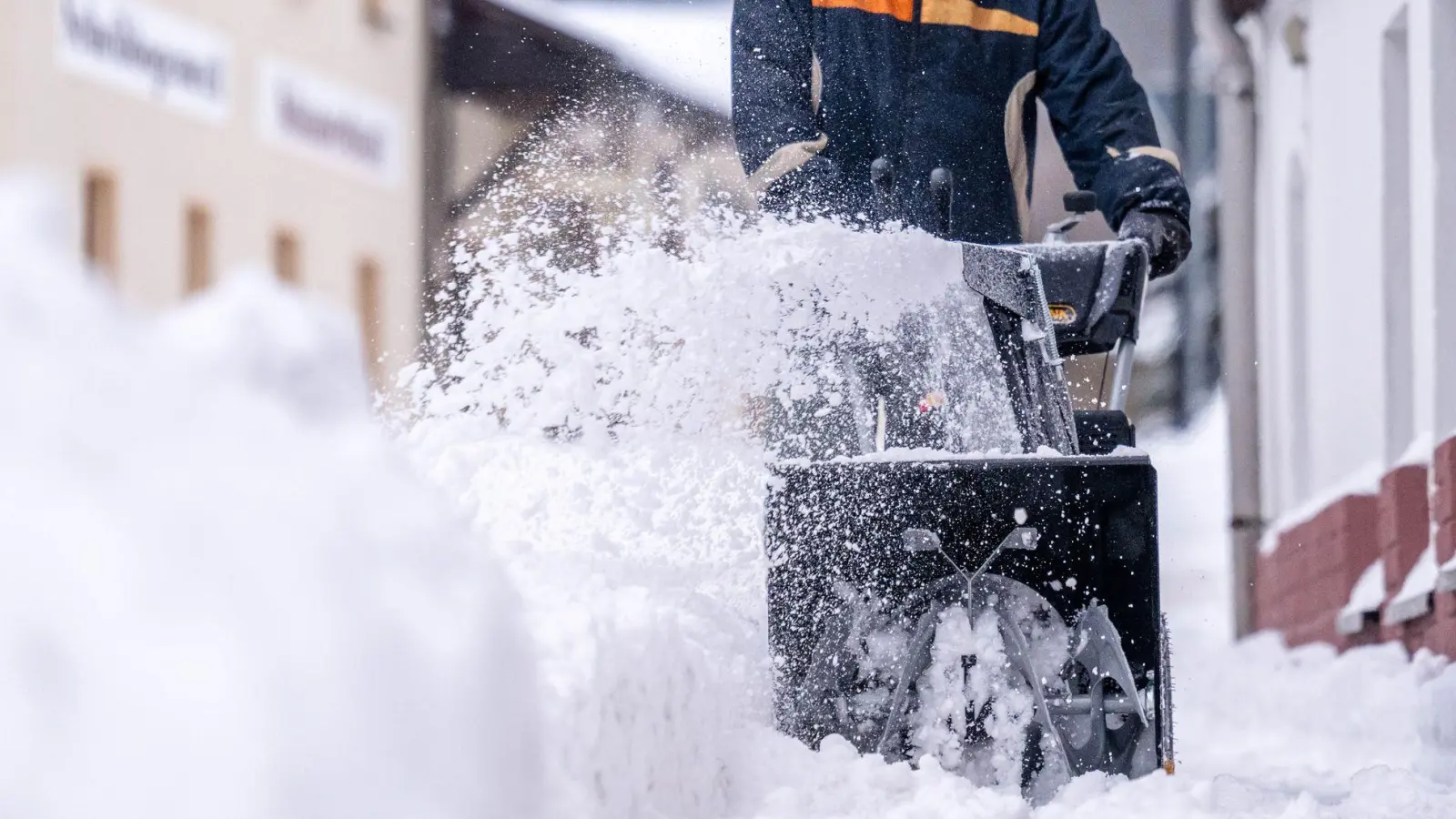 Wer für Winterdienste wie Räumen, Streuen oder Eiszapfen-Beseitigung Dienstleister beauftragt, kann die Kosten dafür regelmäßig von der Steuer absetzen.  (Foto: Kristin Schmidt/dpa-Zentralbild/dpa-tmn)
