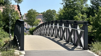 Eine unbekannte Frau hat am Mittwoch zwei Jungen vom Brückengeländer am Wörnitzsteg gestoßen. (Foto: Martina Haas)