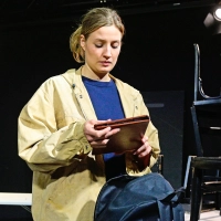 Halb Erzählerin, halb erzählte Figur: Leontine Dick in „Krieg. Stell Dir vor, er wäre hier” nach dem Buch von Janne Teller. (Foto: Jim Albright)