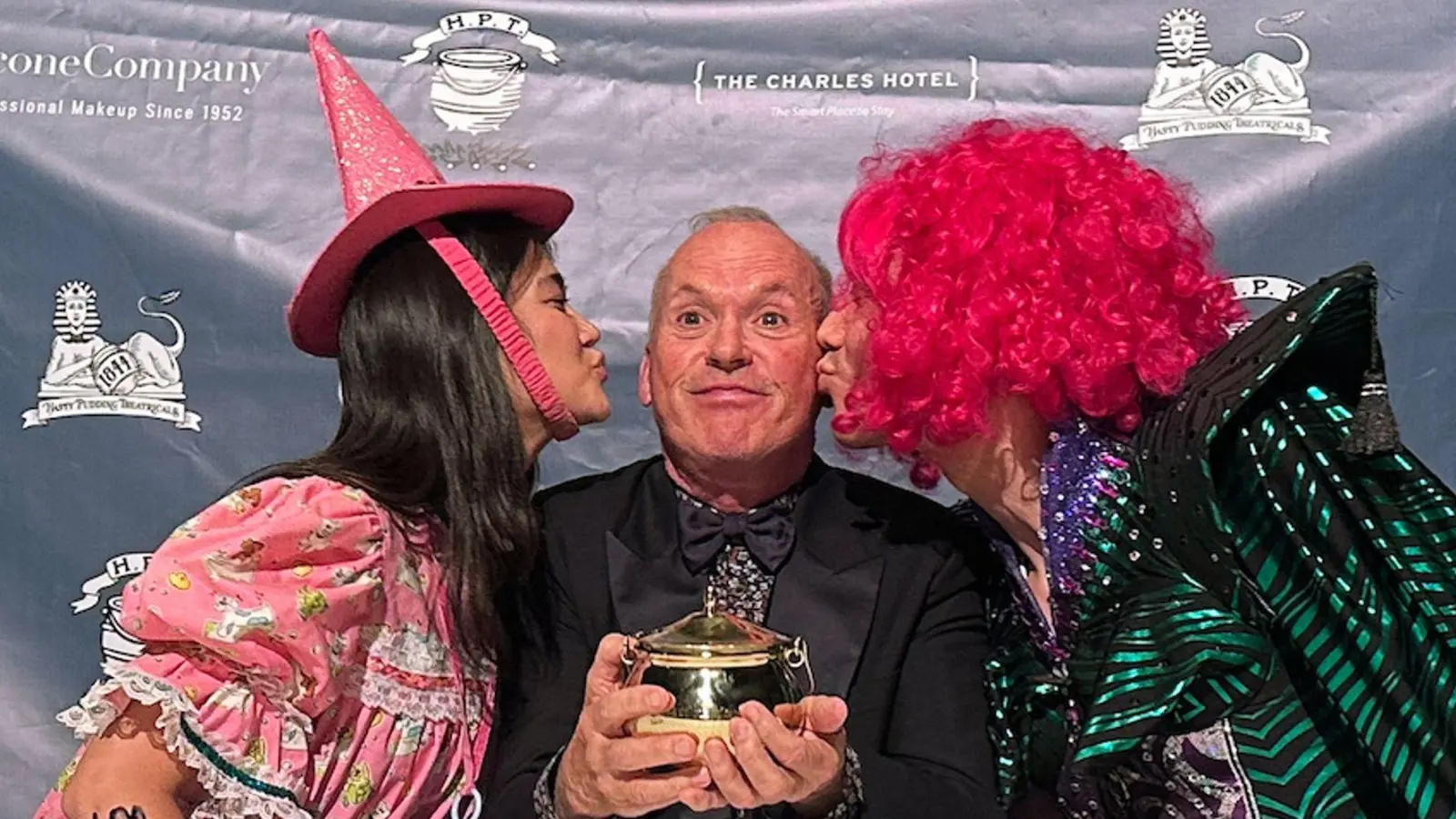 Keaton trat mit Batman-Kostüm auf die Bühne. (Foto: Michael Casey/AP/dpa)