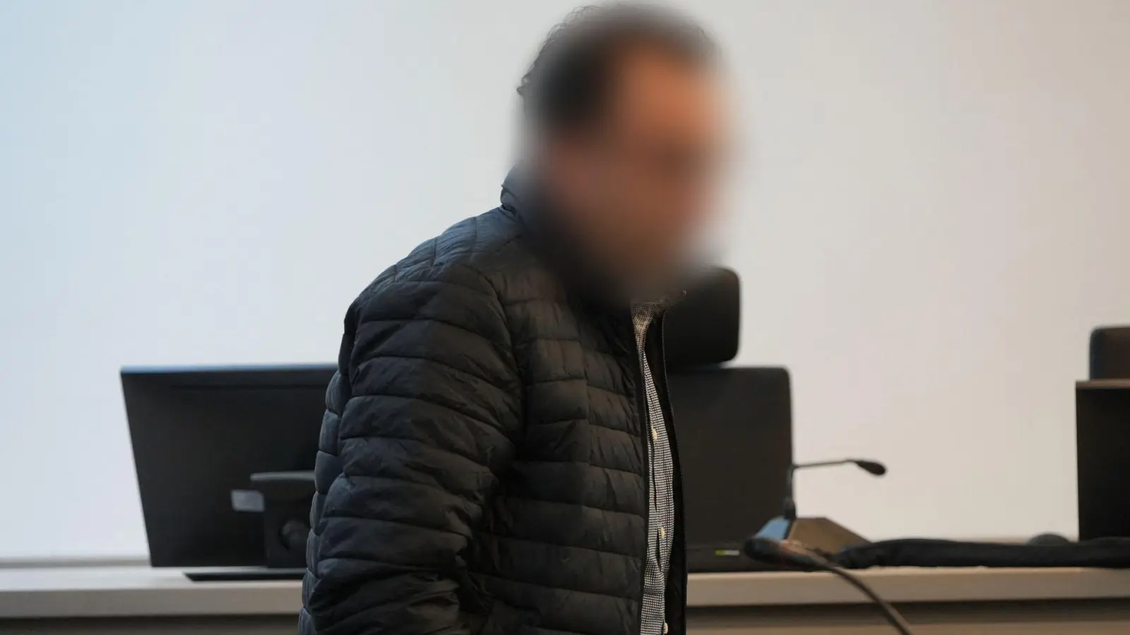 Wegen Mordes an seiner ehemaligen Ehefrau steht ein 50-Jähriger vor dem Landgericht Ingolstadt. (Foto: Felix Kirberg/dpa)