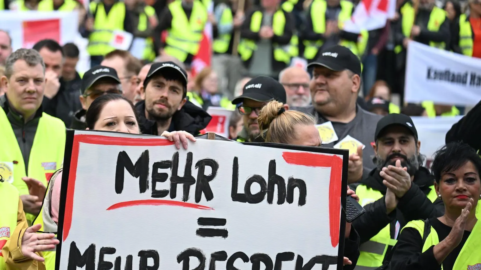 Beschäftige im Einzelhandel demonstrieren in mehreren deutschen Städten. (Archivbild)  (Foto: Federico Gambarini/dpa)