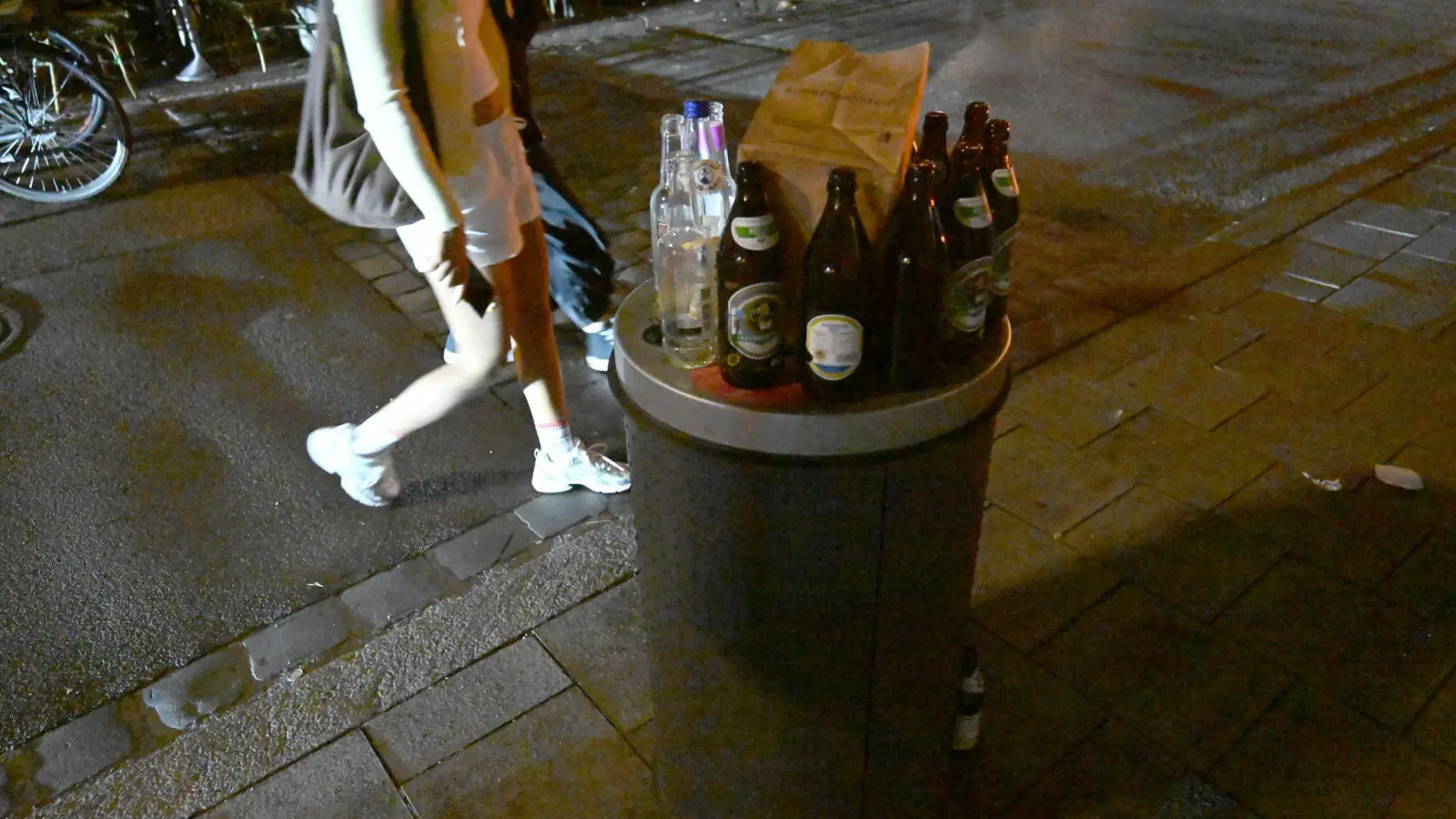 Die Richter befassen sich mit einem Verbot der Stadt München. Demnach darf ein Gastronom nach 22.00 kein Flaschenbier zum Mitnehmen mehr verkaufen.  (Foto: Felix Hörhager/dpa)