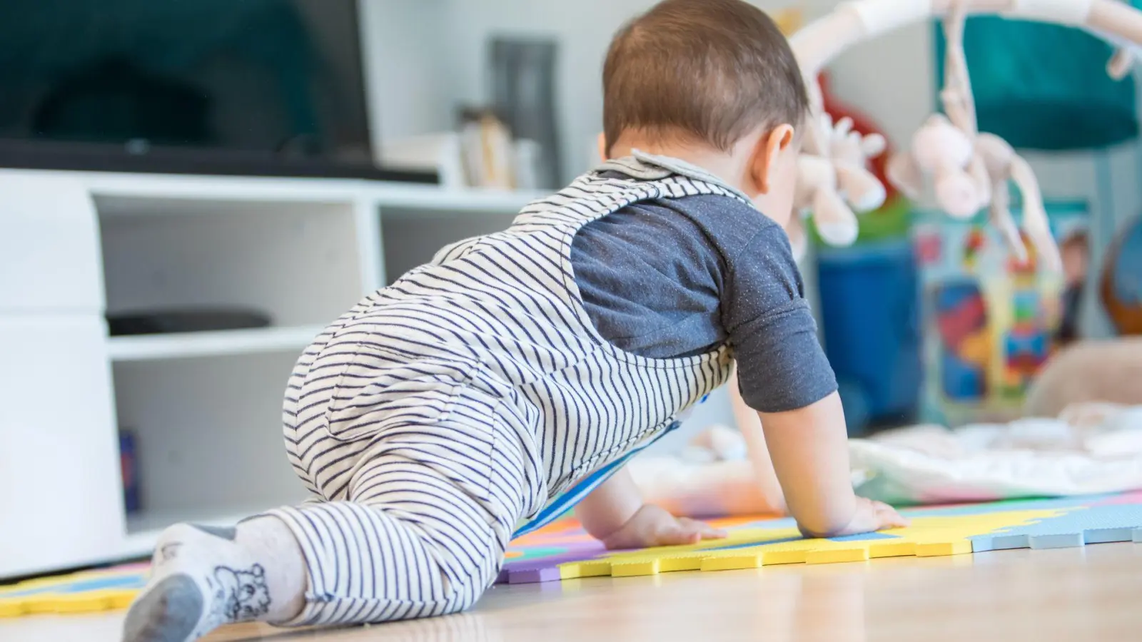 Krabbeln und entdecken: Häufiges Staubsaugen und feuchtes Wischen hilft, Babys vor im Hausstaub lauernden Schadstoffen zu schützen. (Foto: Christin Klose/dpa-tmn)