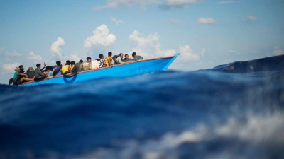 Bootsmigranten sollen künftig direkt an den EU-Außengrenzen.  (Foto: Francisco Seco/AP/dpa)