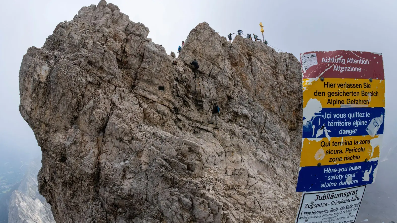 Der Gipfel der Zugspitze ist nicht weit von der Bergstation entfernt - aber der Weg ist nicht ungefährlich. (Foto: Peter Kneffel/dpa)