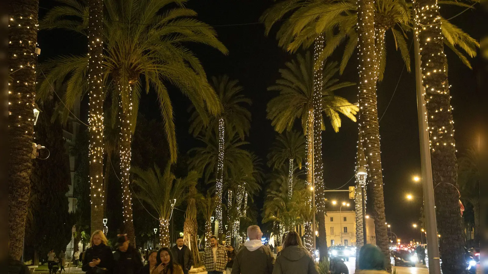 Palma hat die Weihnachtsbeleuchtung angeschaltet.  (Foto: Clara Margais/dpa)