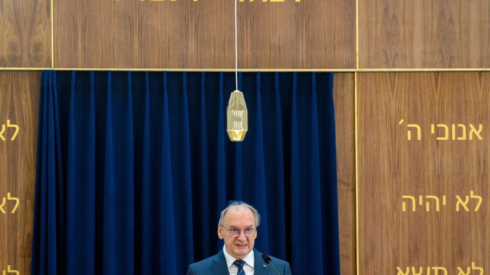 Sachsen-Anhalts Ministerpräsident Reiner Haseloff spricht bei der feierlichen Eröffnung der Neuen Synagoge in Magdeburg zu den Gästen. (Foto: Klaus-Dietmar Gabbert/dpa)