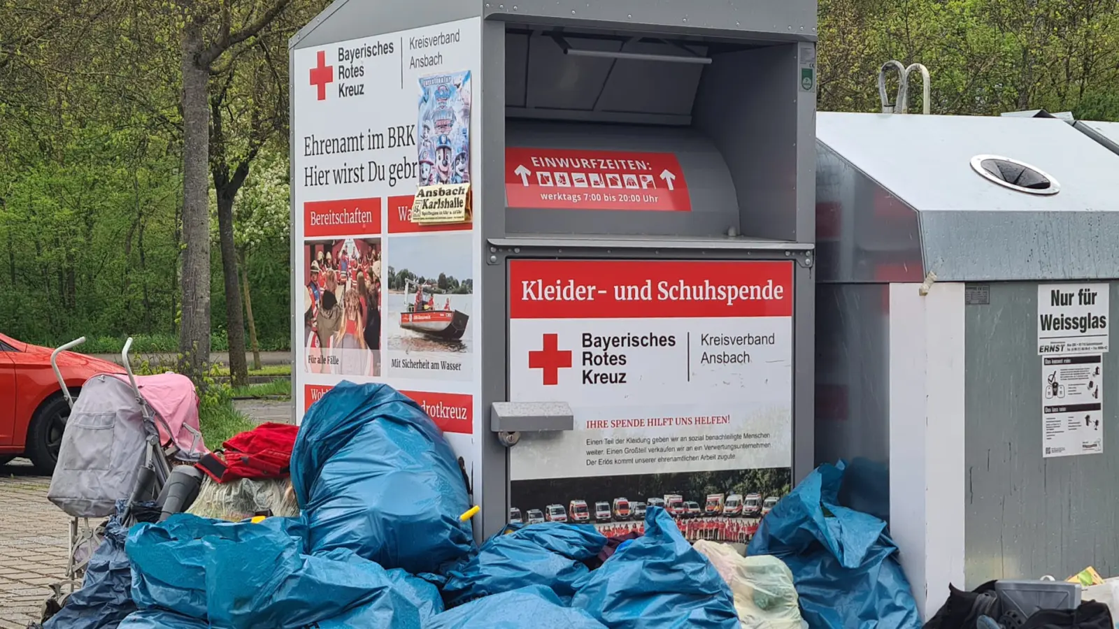 Kurios: Dieser Altkleidercontainer an der Maschinenbauschule wurde laut BRK einen Tag vor dem Foto geleert. Trotzdem stapelt sich der umliegende Müll. (Foto: Herbert Balbach)