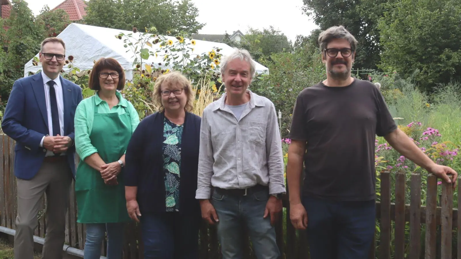 Landrat Dr. Christian von Dobschütz, Erika Redinger, Elke Schmidt, Richard Krämer und Joris Callens (von links) freuten sich über viele Gäste beim Tag der offenen Tür in der Uffenheimer Kreisobstanlage. (Foto: Rainer Fritsch)
