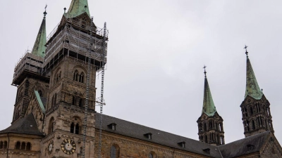 Nahezu menschenleer ist der Platz vor dem Bamberger Dom bereits am frühen Nachmittag. (Foto: Nicolas Armer/dpa)