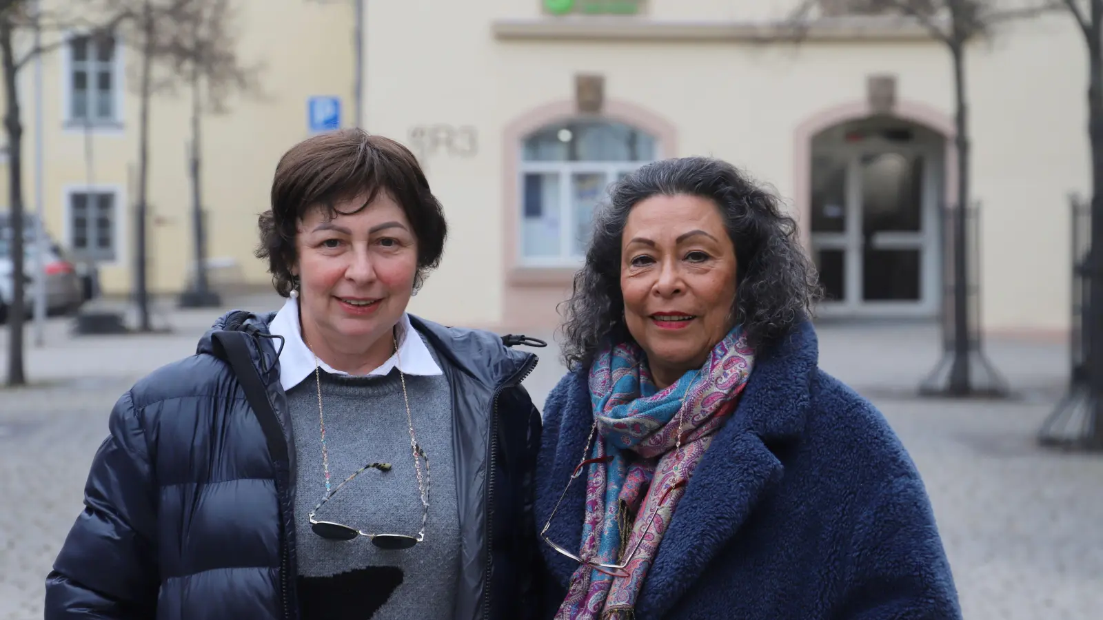 Die Vorsitzende des Integrationsbeirats, Villy Wiegel (rechts), und die Integrationsbeauftragte Iryna Savchenko stellen die Wochen vor. Ein Veranstaltungsort ist das Kunsthaus Reitbahn 3 (im Hintergrund). (Foto: Oliver Herbst)