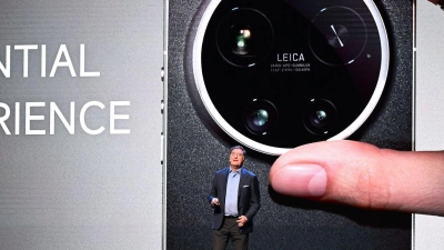 Leica-Chef Matthias Harsch bewirbt das neue Smartphone seiner Firma auf der Bühne. (Foto: Wolf von Dewitz/dpa)