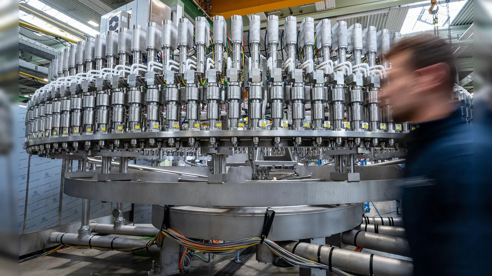 Die bayerischen Unternehmen konnten im ersten Halbjahr weniger Waren ins Ausland verkaufen (Symbolbild).  (Foto: Armin Weigel/dpa)