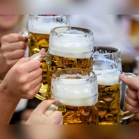 Bald wird wieder angestoßen: Auf diversen Festen der Region ist die Maß Bier eine Tradition, die für viele Besuchende nicht wegzudenken ist. Wie verändert sich der Bierpreis in diesem Jahr? (Symbolbild: Matthias Balk/dpa)