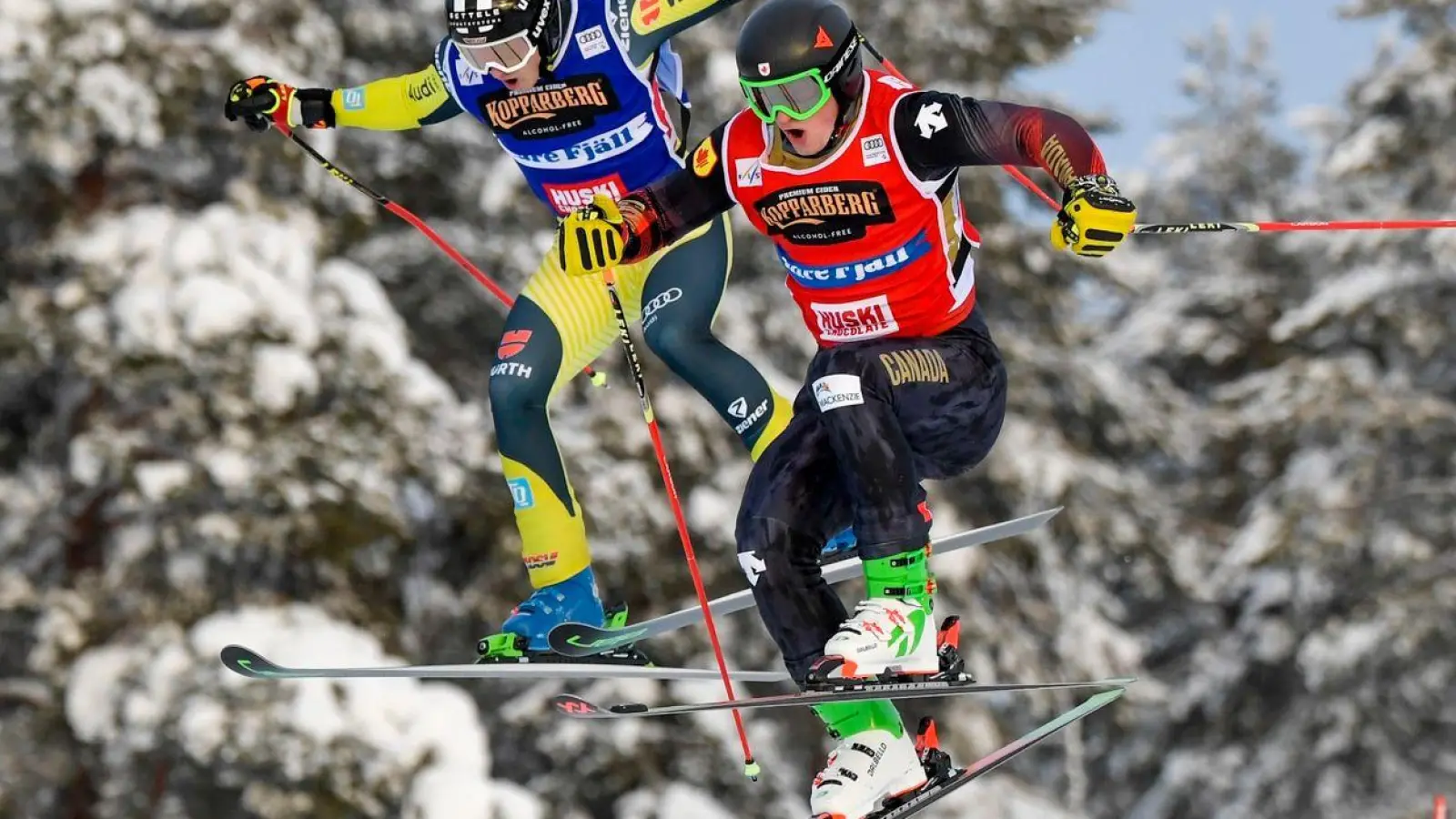 Reece Howden (l) aus Kanada und Niklas Bachsleitner aus Deutschland in Aktion. (Foto: Pontus Lundahl/Tt/AP/dpa)