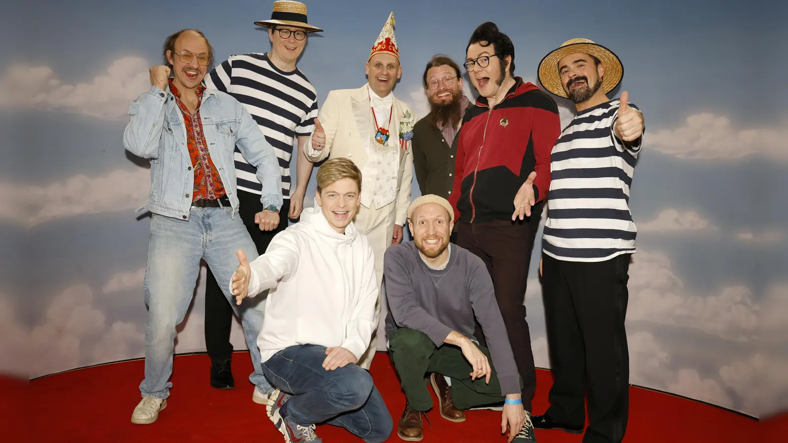 Freuen sich auf die Vorstellung. „Fastnacht in Franken 2025”, Viva Voce, Christoph Maul (Mitte) und Gankino Circus. (Foto: Reinhard Zichy)