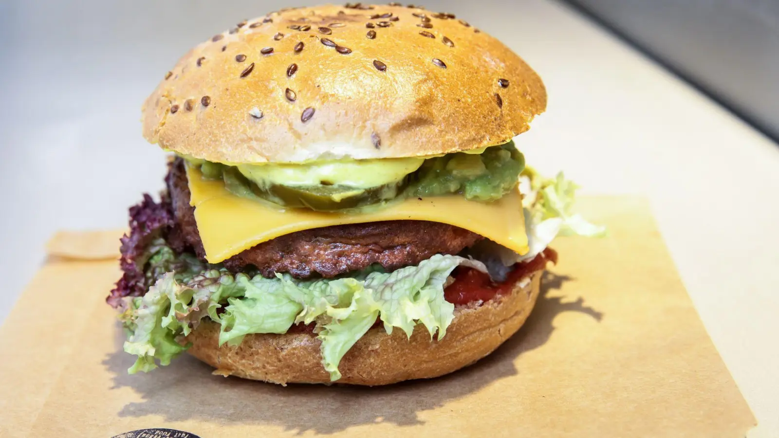 Lecker sieht er aus, der vegane Burger. In einer Untersuchung der „Öko-Test“ wurden aber fast alle 12 veganen Käse als zu salzig bewertet. (Foto: Ulrich Perrey/dpa/dpa-tmn)