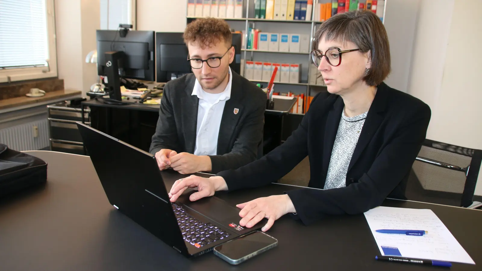 Bürgermeister Marco Meier und Anwältin Dr. Sylvia Meyerhuber ließen nichts unversucht, das Ruhegeld an den ehemaligen Bürgermeister Heinz Baum zu stoppen. Hier gehen sie noch einmal das Urteil durch. (Foto: Stefan Neidl)