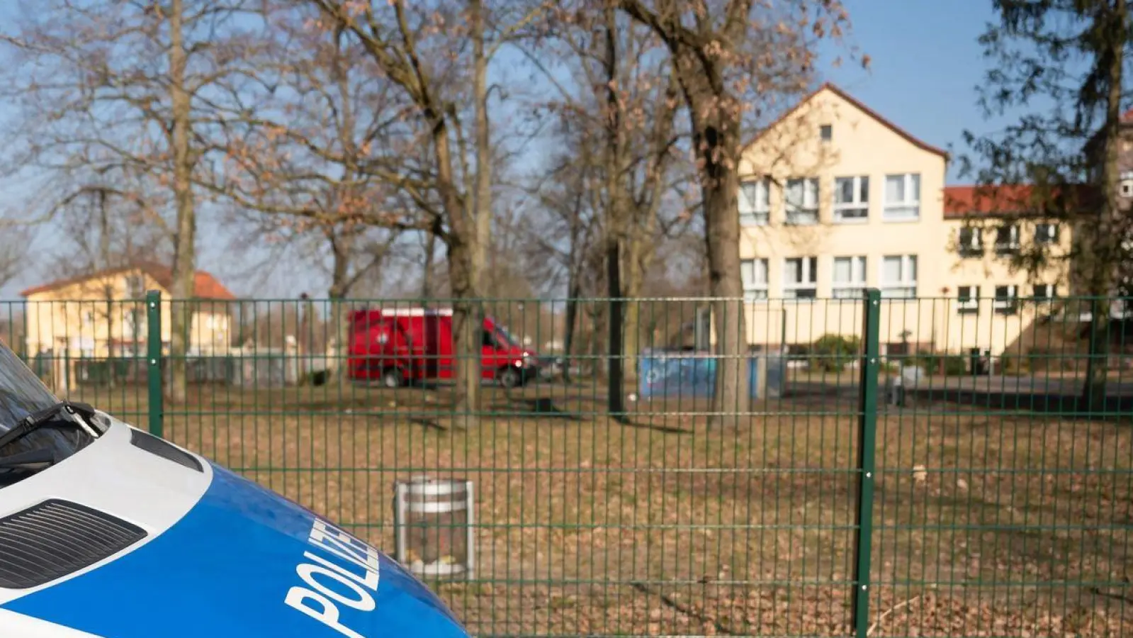 Speziell ausgebildete Einsatzkräfte haben die Schule in Petershagen durchsucht. (Foto: Christophe Gateau/dpa)