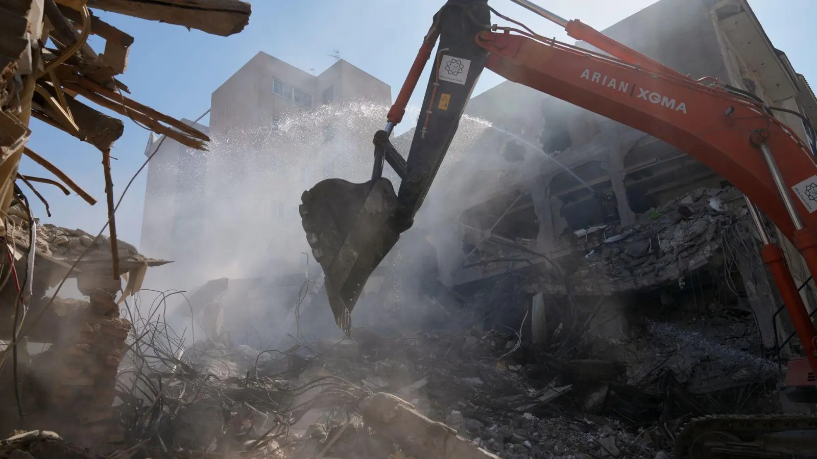 Die Angriffe der USA und Israels sorgen im Iran für schwere Zerstörungen. (Foto: Francisco Seco/AP/dpa)