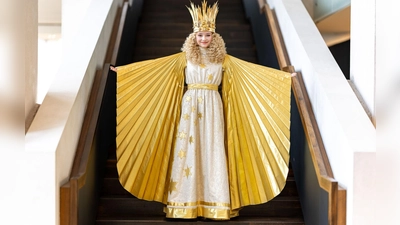 Nora Falk, das neue Nürnberger Christkind, präsentiert sich bei der Kostümprobe.  (Foto: Daniel Karmann/dpa)