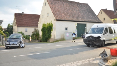 Trotz allem glimpflich ging dieser Unfall in Diebach auf der B8 aus. (Foto: Christa Frühwald)