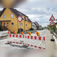 Die Sperrung der Neusitzer Straße ist inzwischen wieder in Kraft. Die Vorrichtungen wurden aber erst mit einigen Tagen Verzögerung aufgestellt. (Foto: Jürgen Binder)