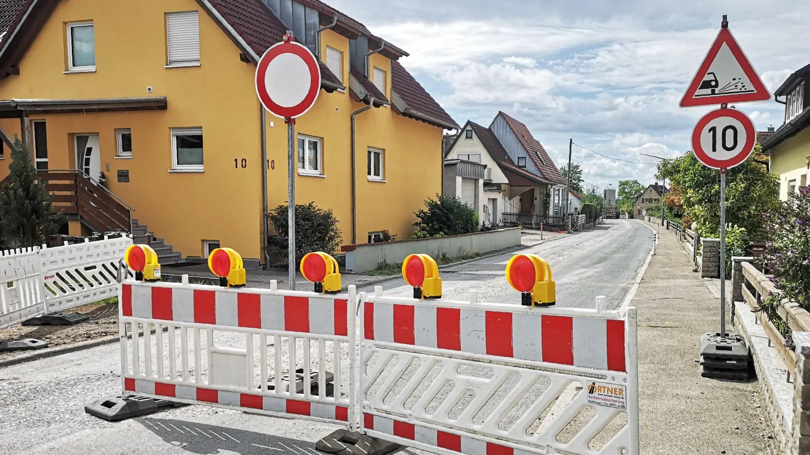 Die Sperrung der Neusitzer Straße ist inzwischen wieder in Kraft. Die Vorrichtungen wurden aber erst mit einigen Tagen Verzögerung aufgestellt. (Foto: Jürgen Binder)
