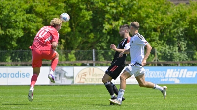 Ansbachs Neuzugang Nils Leidenberger (links) klärte mit einer spektakulären Kopfballabwehr vor dem Ex-Ansbacher Sven Landshuter (im schwarzen Trikot). (Foto: Martin Rügner)