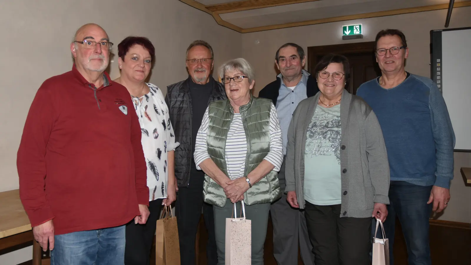 Vorsitzender Wolfgang Ell (links) und sein Stellvertreter Klaus Wölfing (rechts) ehrten von links Heike Kipp, Klaus und Erika Christ sowie Lisette und Ernst Blümlein für 25 Jahre Treue zum Verein. (Foto: Anita Dlugoß)