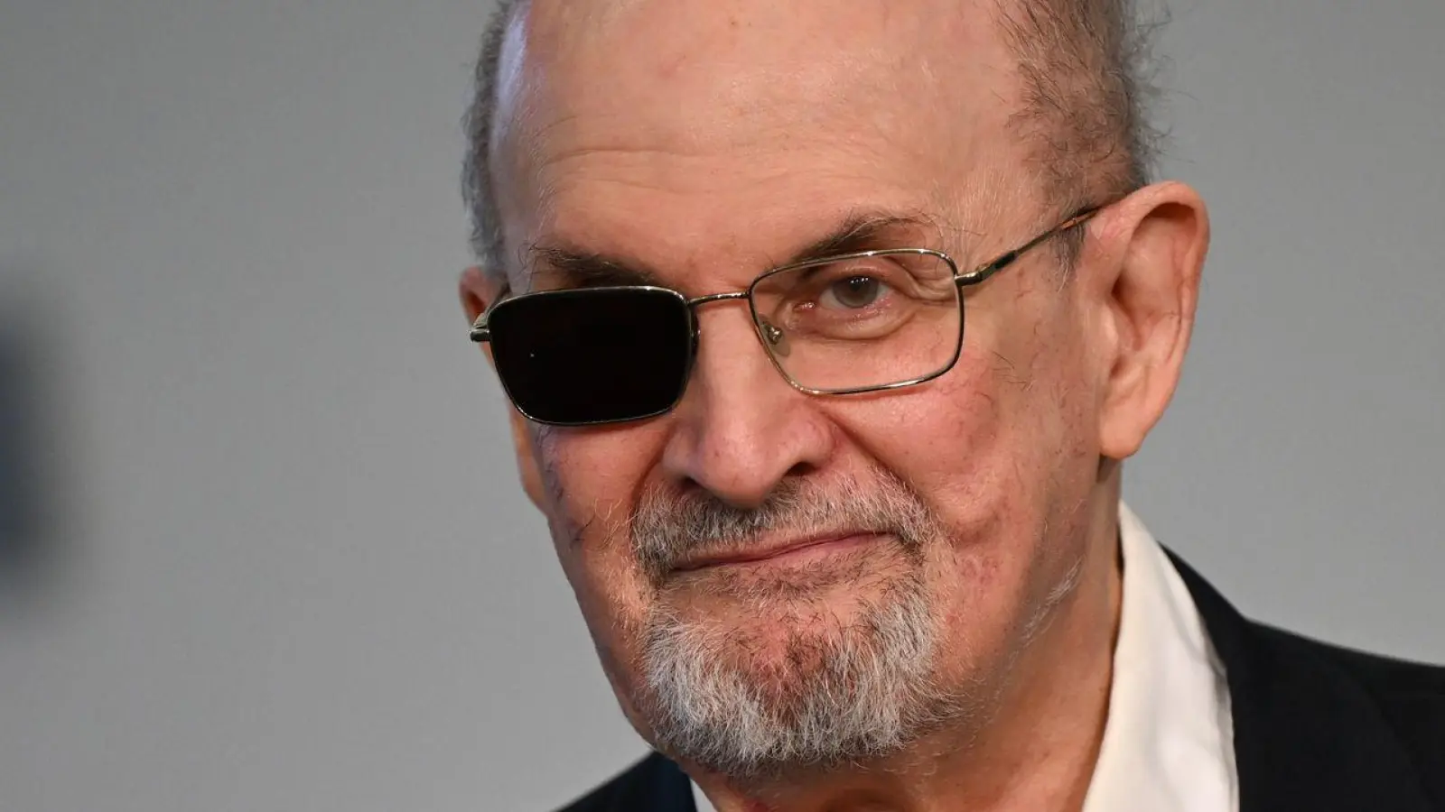 „Jeder wusste, dass er“, Donald Trump, „ein Idiot und Lügner war“, sagt Autor Salman Rushdie vor der diesjährigen US-Wahl. „Ich hoffe nur, dass sie nicht wieder darauf hereinfallen.“ (Foto: Arne Dedert/dpa)